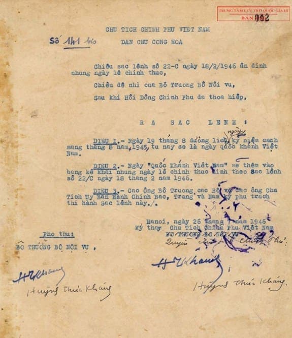 “Khẩu hiệu kỷ niệm Cách mạng Tháng Tám và ngày Quốc khánh 2-9” được đăng trên báo Nhân Dân năm 1954.