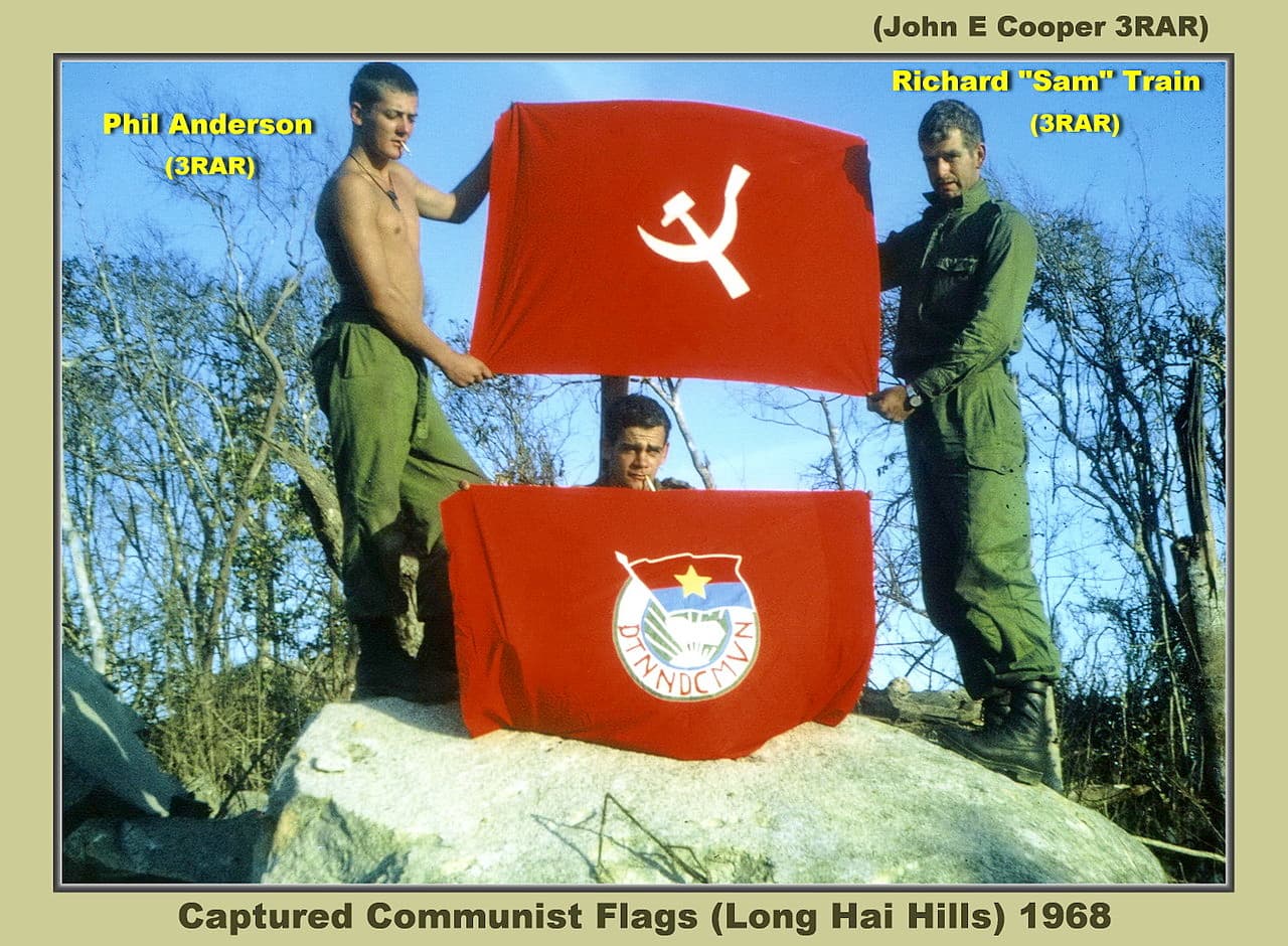 Lá cờ đỏ sao vàng và cờ Đảng luôn song hành trong suốt các cuộc kháng chiến bảo vệ tổ quốc.